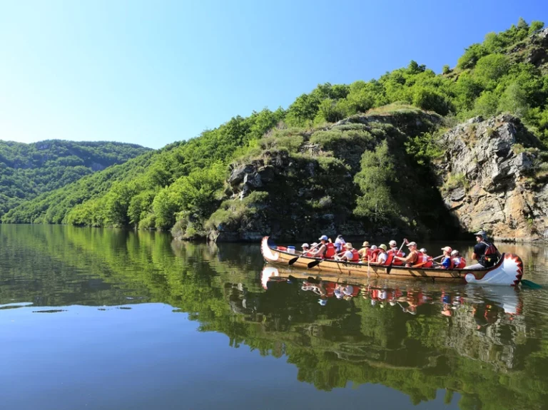 camping base nautique lanau gorges truyere canoe cantal bateau